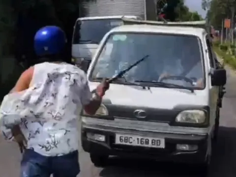 Tạm giữ hình sự đối tượng đập phá ô tô tải gây náo loạn trên đường