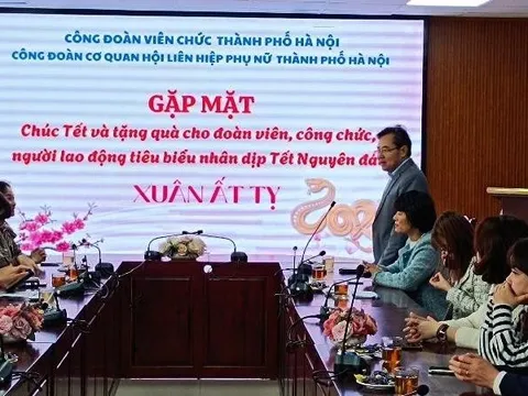 Chủ tịch Công đoàn viên chức TP Hà Nội thăm tặng quà đoàn viên, công chức người lao động tiêu biểu