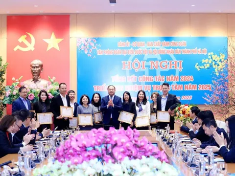 Văn phòng Đoàn đại biểu Quốc hội và HĐND TP Hà Nội: 1 tập thể, 9 cá nhân nhận Bằng khen của UBND TP Hà Nội