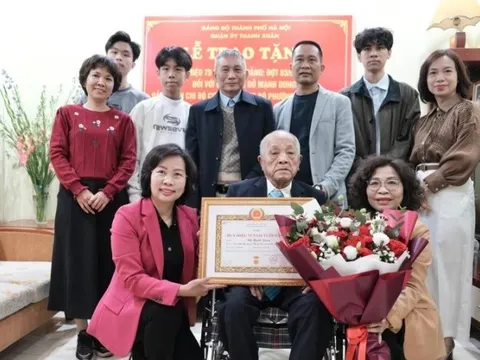 Quận ủy Thanh Xuân trao tặng Huy hiệu 75 năm tuổi Đảng cho đảng viên lão thành