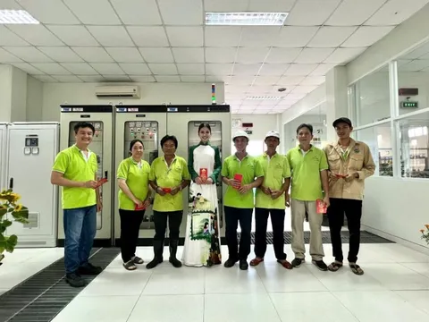 Hoa hậu Nguyễn Thanh Hà trao quà Tết cho công nhân môi trường