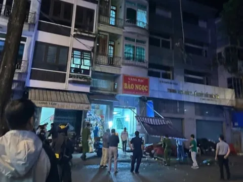 Làm rõ vụ người đàn ông cầm dao xông vào tiệm vàng rồi rơi xuống đất tử vong