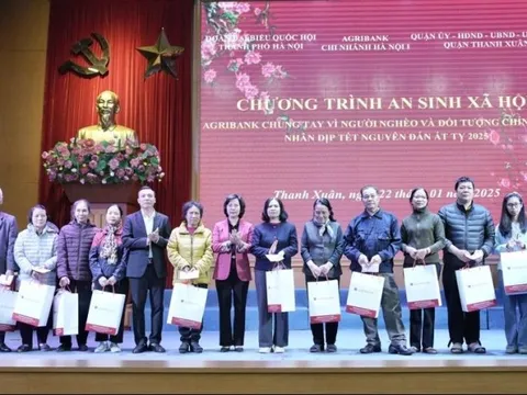 Quận Thanh Xuân: Trao quà Tết cho các hộ gia đình có hoàn cảnh khó khăn