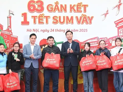 Hà Nội: Trao 400 phần quà Tết trong chương trình "63 gắn kết - 1 Tết sum vầy"