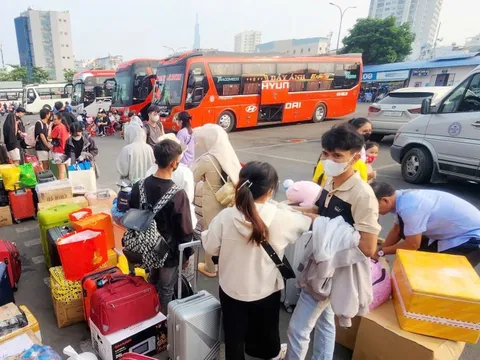 Người dân tấp nập về quê đón Tết Nguyên đán