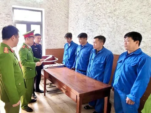 Bắt nhóm đối tượng khai thác đá đen trái phép