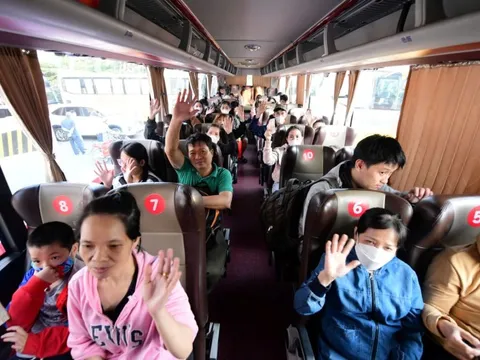 Saigon Co.op khởi hành chuyến xe hạnh phúc đưa 900 người dân về quê đón Tết