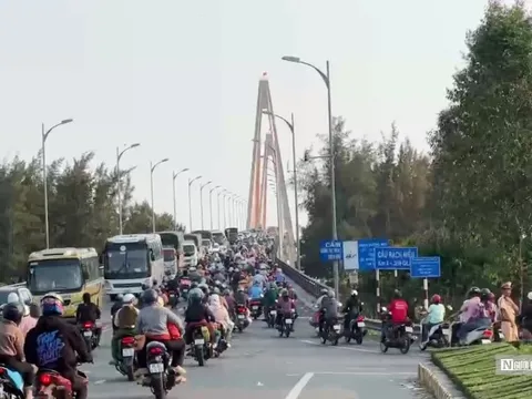 Dòng người ùn ùn đổ về các tỉnh miền Tây đón Tết