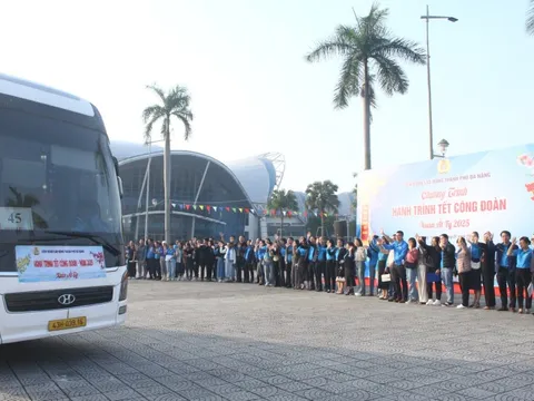 Ấm áp những chuyến xe công đoàn đưa công nhân về quê đón Tết