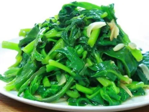 Loại rau rẻ bèo bán đầy chợ, là "siêu thực phẩm" cho xương và da