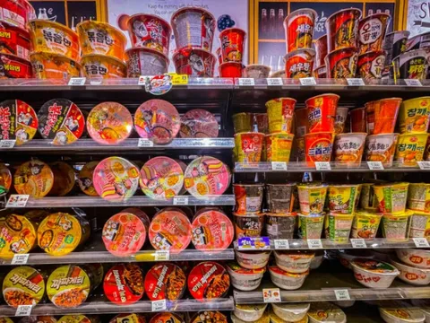 Đằng sau việc người Hàn Quốc ưa chuộng mì cốc ăn liền