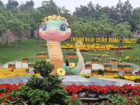 Linh vật rắn cao hơn 4 mét ở Nghệ An chào Tết Ất Tỵ 2025