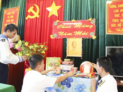 'Pháo đài thép' đón Xuân giữa trùng khơi