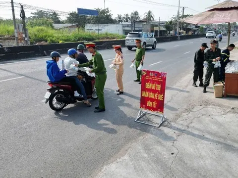CSGT các tỉnh miền Tây phát nước suối miễn phí tặng người dân về quê đón Tết