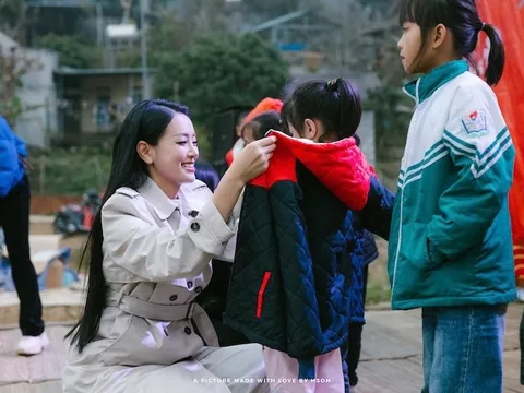 Á hậu Bùi Khánh Linh tốt nghiệp loại Giỏi, tích cực làm từ thiện cuối năm