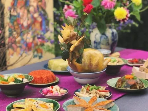 Vì sao gà cúng Giao thừa thường ngậm một bông hoa hồng đỏ?