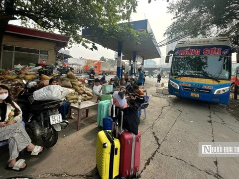 Vận tải hành khách dịp Tết: Biến cây xăng thành "bến cóc"