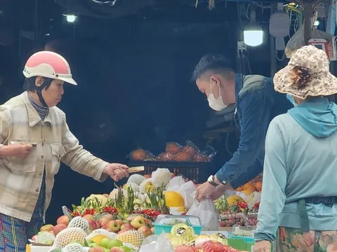 Phiên chợ ngày cuối năm, tiểu thương chật vật lấy lại vốn