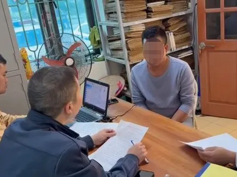 Ông bố livestream khoe "con trai 12 tuổi đang lái ô tô" khai gì tại cơ quan công an?