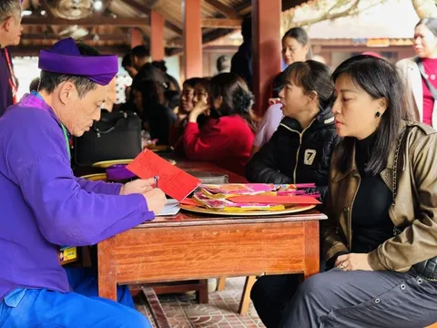Hàng trăm du khách đổ về Đền thờ quý phi Nguyễn Thị Bích Châu dịp cuối năm
