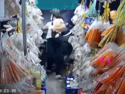 Bản tin 28/1: Hiện trường vụ ô tô lao như tên bắn vào tiệm bán bánh tráng trộn, húc văng 2 người