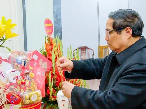 Thủ tướng dâng hương tưởng niệm cố Tổng Bí thư Nguyễn Phú Trọng