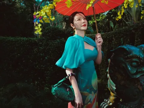 Lý Nhã Kỳ diện áo dài cách tân, chia sẻ tình yêu với Tết