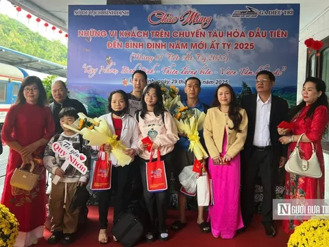 Bình Định chúc Tết, lì xì hành khách trên chuyến tàu đầu Xuân đến "xông đất"