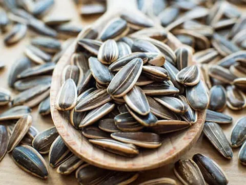 5 nhóm người không nên ăn hạt hướng dương, biết mà tránh kẻo "rước họa"