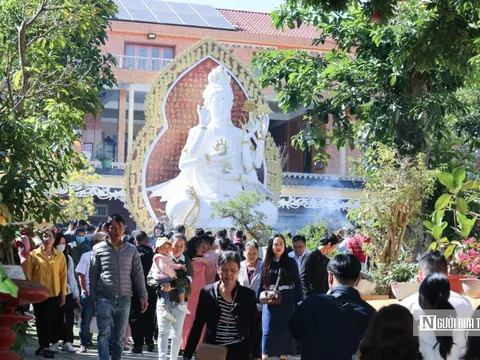 Lâm Đồng: Người dân nô nức đi lễ chùa đầu năm mới
