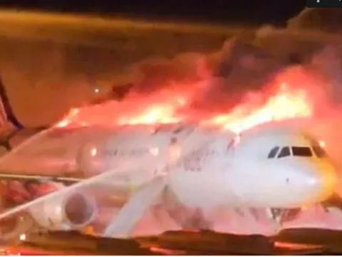 Máy bay Air Busan, Hàn Quốc chở 176 hành khách cháy dữ dội