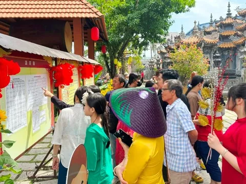 Người dân miền Tây nô nức đi lễ chùa đầu năm