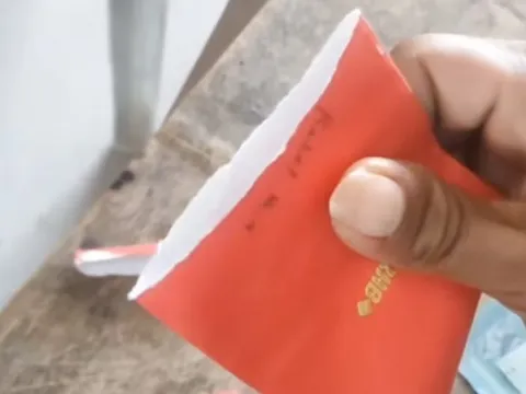 Mở bao lì xì, người đàn ông vô tình xé luôn tiền bên trong