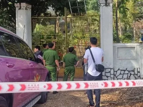 Hai vợ chồng khóa cổng 'nhốt' cán bộ công an