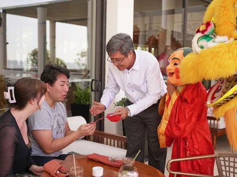 Bình Thuận: Du khách vui mừng khi nhận được lì xì đầu năm
