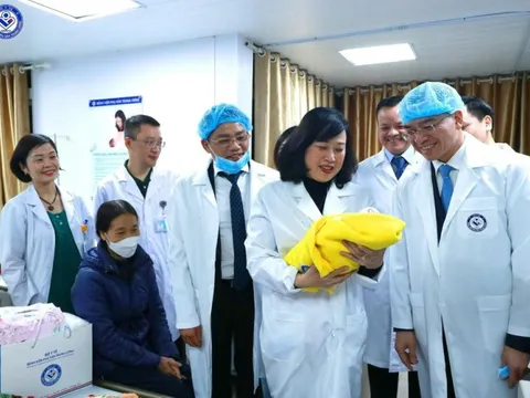 Bộ trưởng Bộ Y tế thăm, chúc Tết đội ngũ y bác sĩ Bệnh viện Phụ sản Trung ương