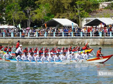 Kịch tính màn đua thuyền bên dòng sông Cà Ty ngày đầu năm