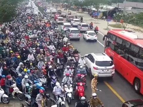 Phương tiện dày đặc qua cầu Rạch Miễu ngày mùng 2 Tết Ất Tỵ