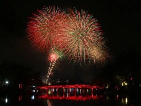 Hà Nội rực rỡ pháo hoa đón chào Xuân mới