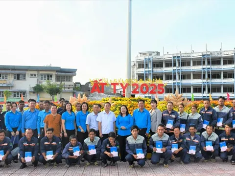 Sóc Trăng: Thăm hỏi, tặng quà người lao động làm việc đêm Giao thừa Tết Ất Tỵ