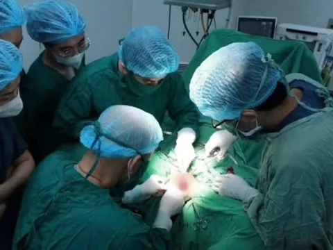 Cắt bỏ khối u 3,2kg: Hồi chuông cảnh báo về thói quen chủ quan của nhiều chị em