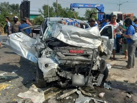 Ô tô đâm nhau trực diện khiến 7 người tử vong