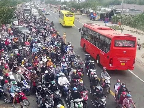 Người dân vất vả chờ qua cầu Rạch Miễu ngày mùng 3 Tết
