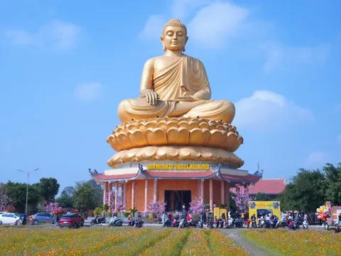 Hàng vạn du khách vãn cảnh ngôi chùa có tượng Phật lớn bậc nhất Bắc Trung Bộ