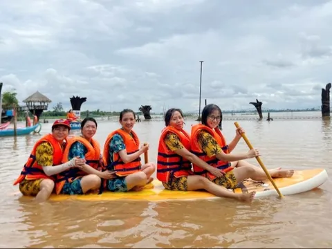 Các điểm du lịch miền Tây thu hút hàng ngàn du khách dịp Tết