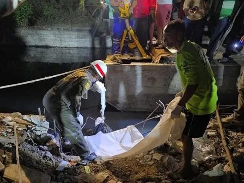 Đang chơi đá bóng, nhóm trẻ nhìn thấy cảnh đáng sợ dưới sông