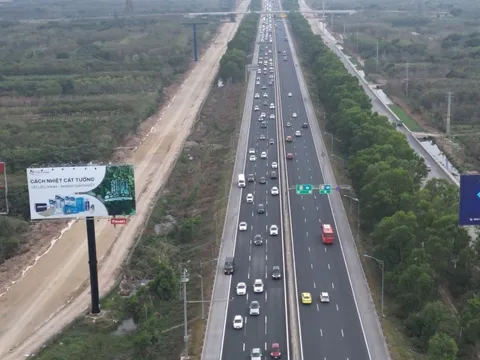 Ùn ứ tại cao tốc Hà Nội - Hải Phòng, nhiều phương tiện đi vào làn khẩn cấp