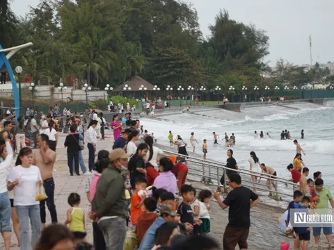 Tết Ất Tỵ 2025: Du khách ùn ùn kéo về Bình Thuận nghỉ dưỡng