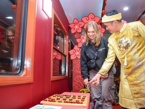 Rộn ràng đón Tết trên chuyến tàu Xuân