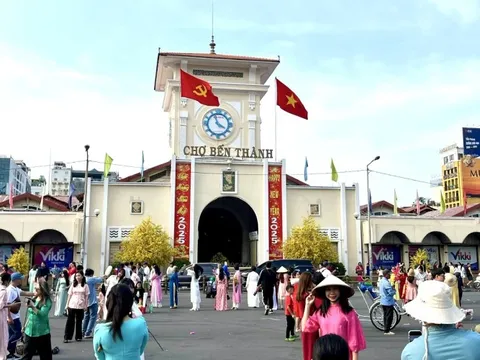 Người dân TPHCM và du khách nô nức vui xuân, chơi Tết